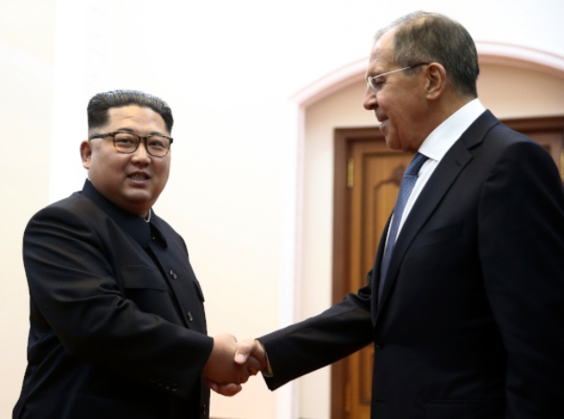 El líder coreano Kim Jong Un, a la izquierda, y el Ministro de Relaciones Exteriores de Rusia, Sergei Lavrov, se dan la mano durante una reunión en Pyongyang, Corea del Norte. Corea del Norte. FOTO/AP