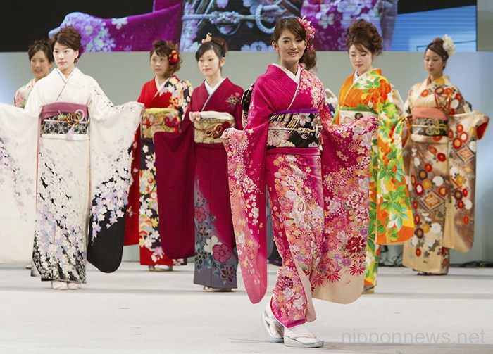 Lucen con garbo bellos kimonos. Foto: EFE.