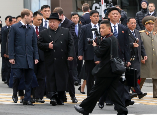  el líder de Corea del Norte, Kim Jong Un, en el centro, rodeado de funcionarios rusos y de Corea del Norte, después de llegar a Vladivostok, Rusia.FOTO/AP