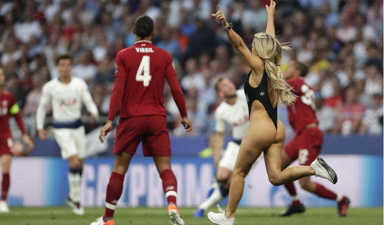 Kinsey Wolanski corre por el estadio madrileño. Foto AP