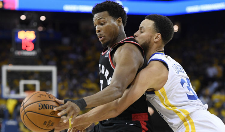 Kyle Lowry (izq.) durante una acción con Curry. Foto AP