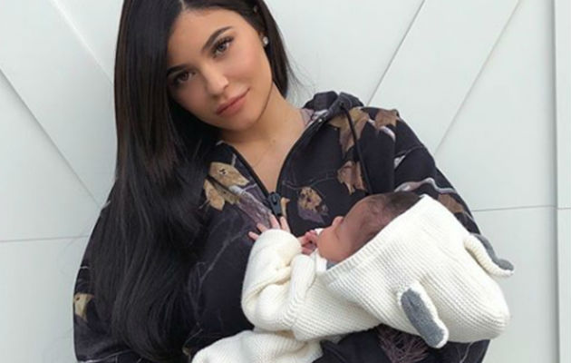 Kylie Jenner y la pequeña Stormi. /Foto: CiberCuba