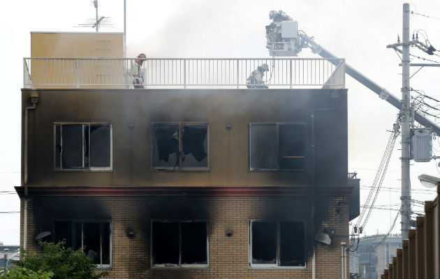 En principio se había informado de 13 muertos, pero un responsable del equipo de bomberos declaró a los periodistas que había además unas diez personas que pueden haber perecido en otros lugares del edificio.