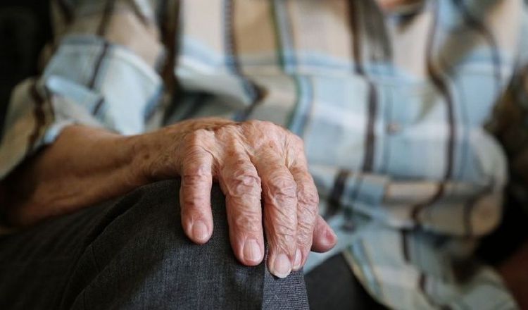La demencia suele empezar con una pérdida de la memoria que repercute sobre las actividades cotidianas.