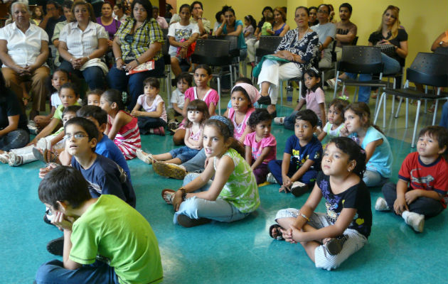 Los niños la pasan divertidos en esta actividad en la Binal, oyendo cuentos de expertos narradores, en 