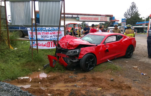 Uno de los autos implicados en el accidente ocurrido en La Chorrera, provincia de Panamá Oeste.