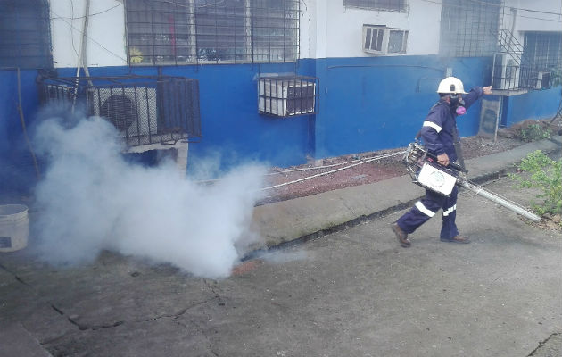 Una fumigación se realiza en la escuela José María Barranco en La Chorrera, provincia de Panamá Oeste. 