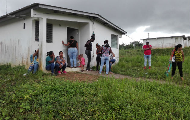 Las familias en Loma de Mastranto, en La Chorrera, permanecen en el sitio en vigilia.