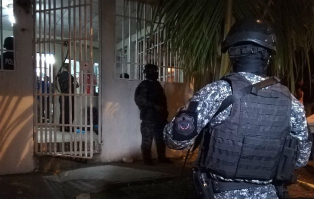 Unidades de la Policía Nacional se mantienen en distintas casas de La Chorrera, en Panamá Oeste. @ProtegeryServir