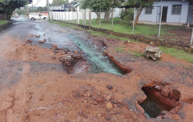 La rotura de una tubería de conducción de agua potable afecta a los residentes en La Chorrera.