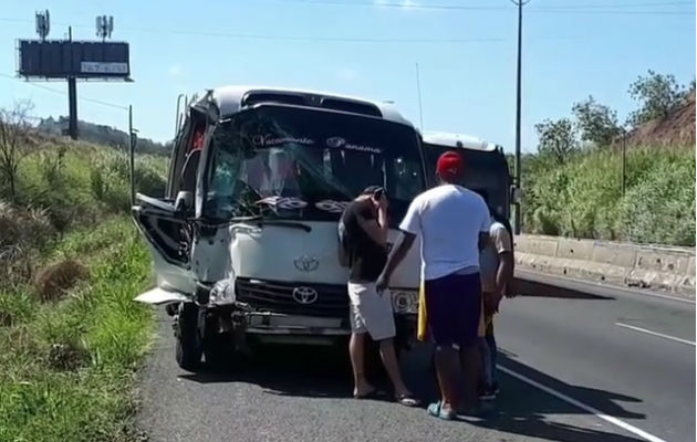 Estado en que quedó el coaster Vacamonte-Panamá. Foto: Eric A. Montenegro.