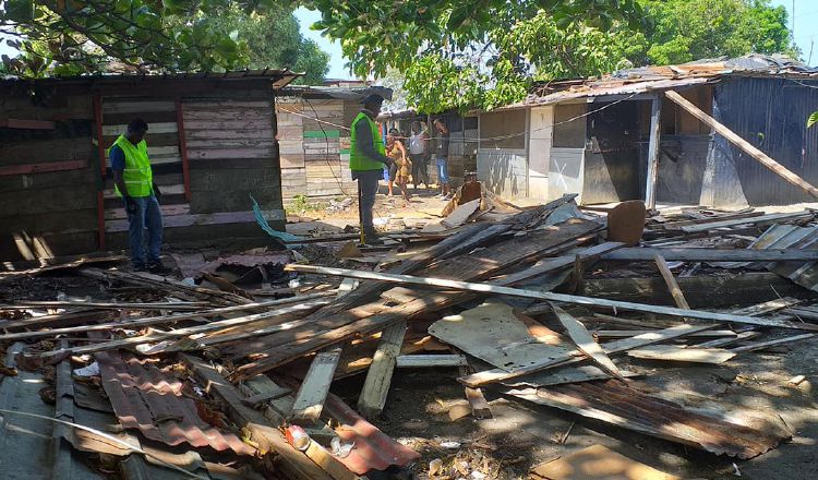 El desalojo lo realiza personal del Ministerio de Vivienda, acompañado de efectivos del Senafront. Diómedes Sánchez