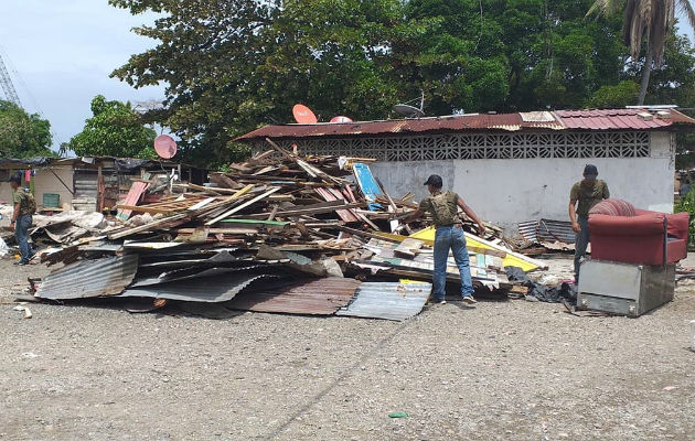 Se demolieron algunas de las viviendas de zinc, madera y cartón. Foto: Diómedes Sánchez. 