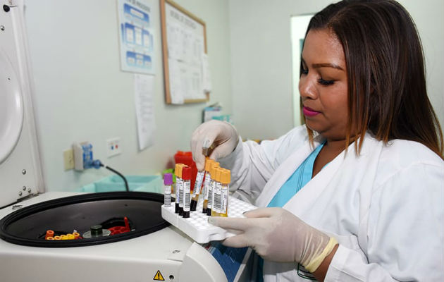 Gasto innecesario en reactivos para exámenes de laboratorio. Foto:  @CSPanama