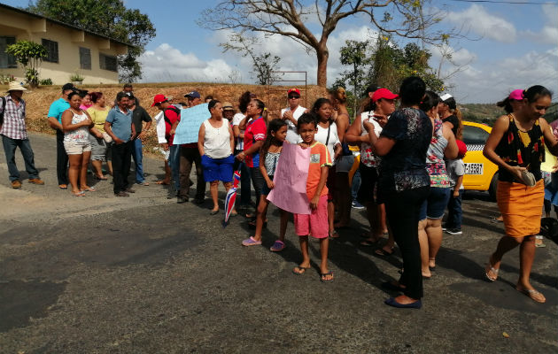 En los 64 días de este año, la comunidad ha registrado 81 apagones, indicó Miguel Ramos. Residente en Potrero Grande.