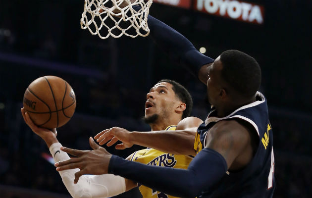 Josh Hart de los Lakers (3) y Millsap de Denver (4). Foto:AP