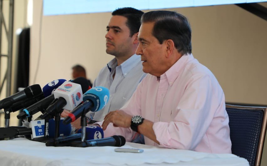 Laurentino Cortizo conversó con los medios de comunicación en la sede del Tribunal Electoral. 