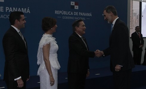 El presidente Laurentino Cortizo le da la bienvenida al Rey Felipe VI de España a su llegada al Atlapa, para el acto de la toma de posesión. Foto Víctor Arosemena