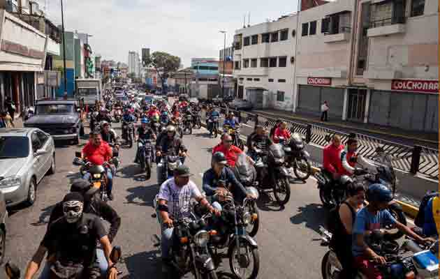 Seguidores del presidente venezolano Nicolás Maduro participan en una caravana de apoyo. FOTO/EFE