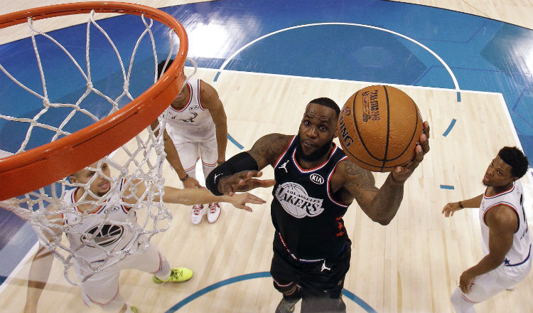 LeBron James anota una canasta en el Juegos de las Estrellas de la NBA. Foto:AP