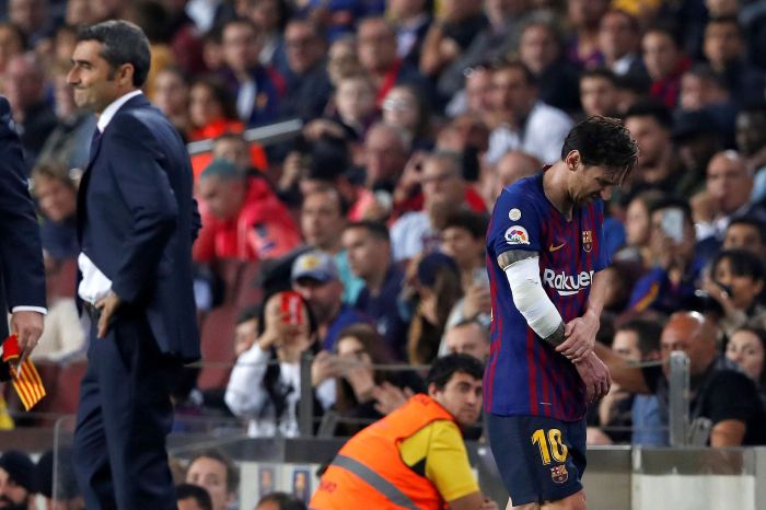 Leo Messi se queja de dolor. Foto EFE