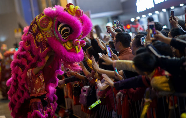 Chinos y extranjeros dieron hoy la bienvenida al Año Nuevo lunar. Foto/EFE