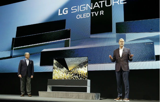 Ejecutivos de mercadeo de LG Electronics USA muestran el novedoso televisor. Foto: AP.