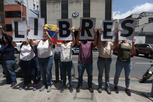 Miembros de la sociedad civil acompañan a Naky Soto, y exigen que se respeten las garantías del periodista Luis Carlos Díaz. FOTO/EFE