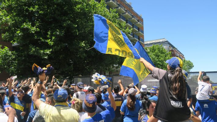 Fanáticos del Boca apoyando a su equipo a las afueras del hotel donde se hospedaban. Foto de EFE