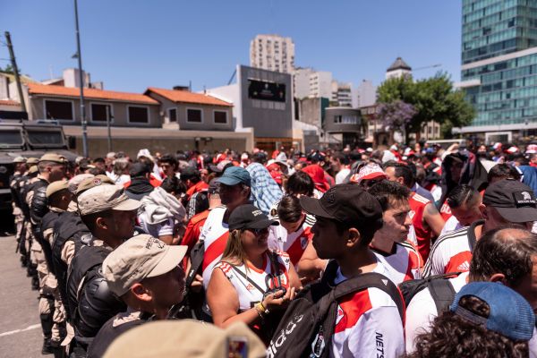 Fanáticos del River esperando para que se abriera las puertas del estadio. Foto de EFE