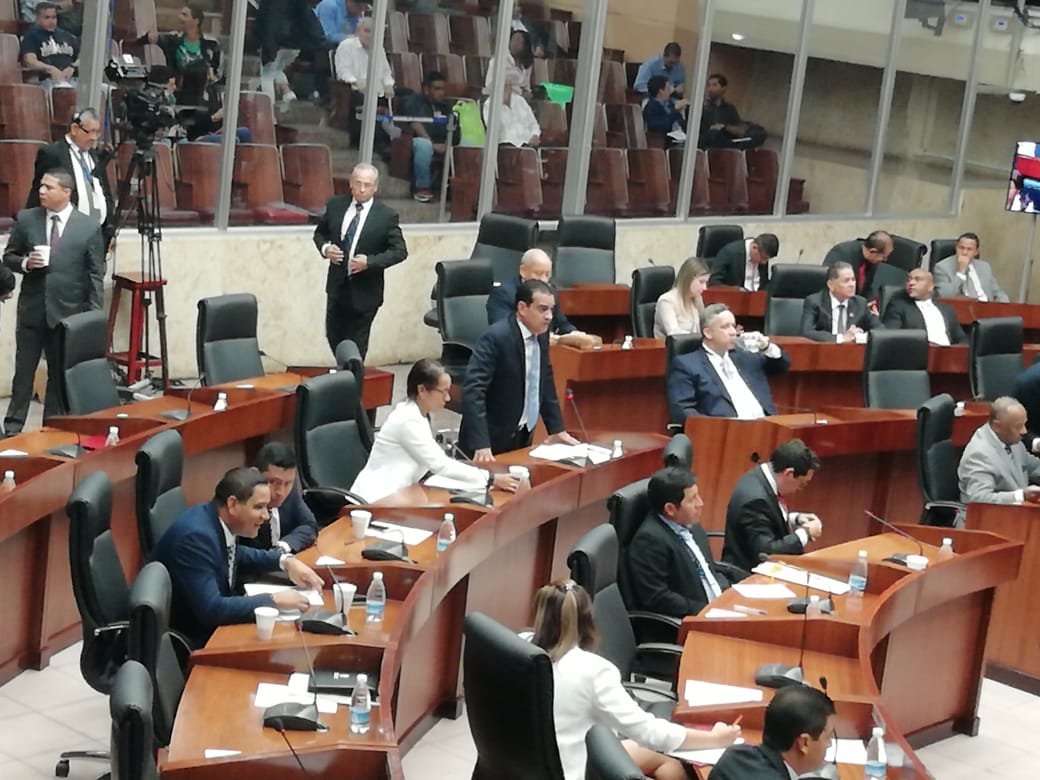 Diputado Luis Ernesto Carles en el Pleno de la Asamblea. 