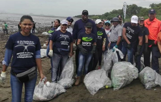 Voluntarios y Sinaproc limpiaron las playas recientemente. Foto: Diómedes Sánchez S. 