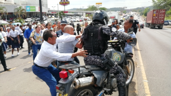 La unidad lince de la Policía Nacional arremetió contra los manifestantes. Foto/Eric Montenegro