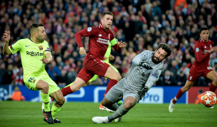 Jordi Alba remata ante Alisson Foto EFE