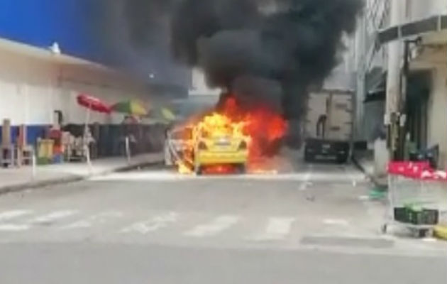Las llamas consumieron el vehículo. Foto: José Vásquez. 