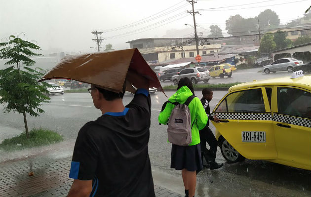 Fuerte lluvia sobre la ciudad de Panamá. Foto/@Jesus06041973