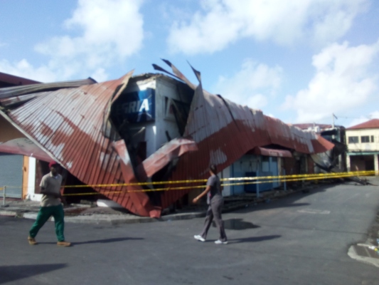 Los locales afectados fueron un minisúper y una panadería. Foto/Diómedes Sánchez