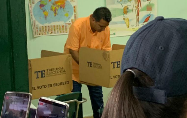 Rómulo Roux y Ricardo Lombana fueron los primeros candidatos en ejercer el voto. Foto: Tribunal Electoral.