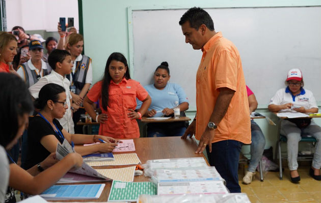 Luego de votar, Lombana acompañó a sus padres a ejercer su voto. 