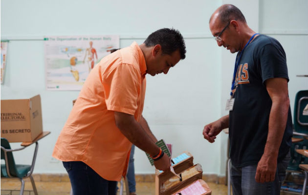 Lombana votó a las 8:37 a.m. en el Instituto Panamericano (IPA). 