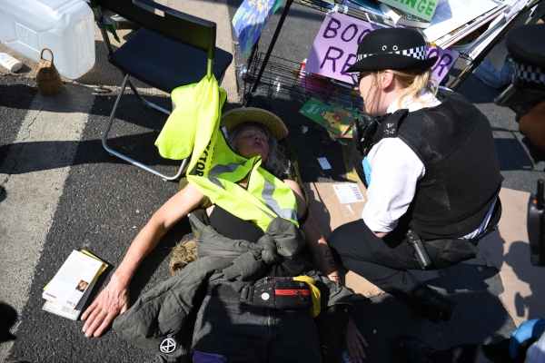 La policía arresta a los manifestantes del grupo de campaña Extinción Rebelión cuando bloquean el puente de Waterloo en el centro de Londres. FOTO/AP