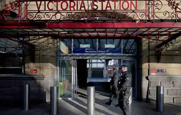 La Policía del Gran Manchester informa que British Los oficiales de policía de transporte en la estación de tren de Victoria el 31 de diciembre de 2018, respondieron a un hombre armado con un cuchillo y lo detuvieron rápidamente. FOTO/AP