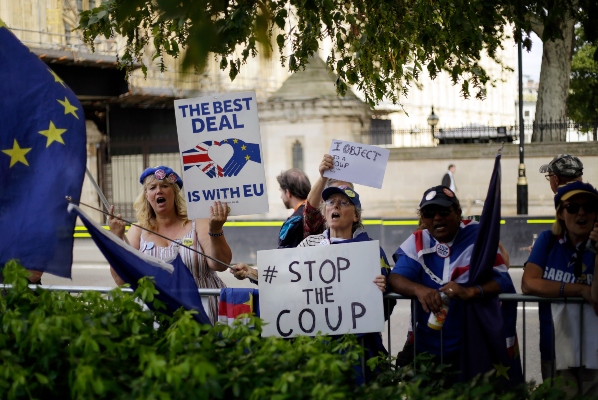 Un grupo de personas protestan contra el Brexit y exigen el respeto de la democracia.. FOTO/AP