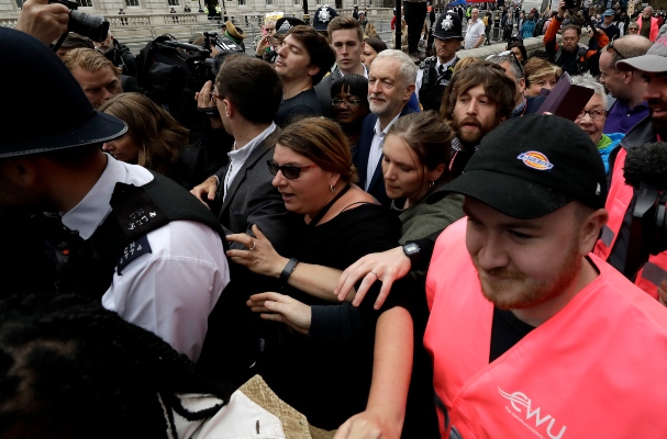 El líder del partido laborista británico Jeremy Corbyn, en el centro, abandona el área después de pronunciar un discurso durante una manifestación en el centro de Londres, en protesta por la visita de estado del presidente Donald Trump. FOTO/AP