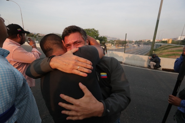 El opositor venezolano Leopoldo López se dirige a los medios tras ser liberado. FOTO/EFE