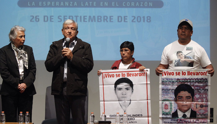 El presidente electo de México, Andrés Manuel López Obrador, alcanzó tres compromisos con los padres de los 43 alumnos desaparecidos de la escuela de Ayotzinapa, entre ellos la creación de una Comisión de la Verdad, independientemente de las resoluciones judiciales sobre ese órgano. FOTO/EFE