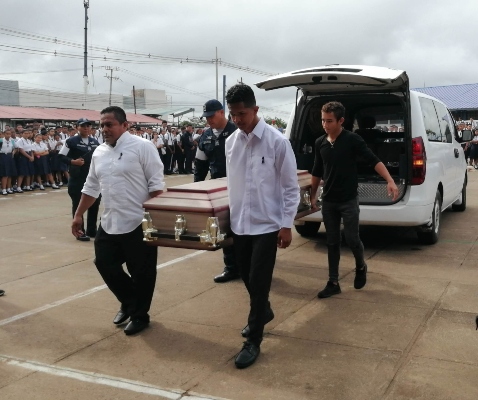 El féretro con los restos mortales de Lorena, fue recibido por una calle de honor realizada por sus compañeros. Foto/Diómedes Sánchez