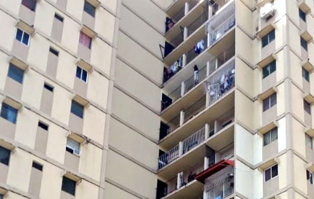Venezolana despechada intentó saltar del piso 11 de un edificio en Los Libertadores. Foto: @rednoticiaspa.