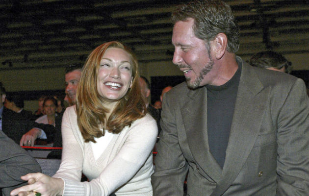 El director ejecutivo de Oracle, Larry Ellison (dcha.), habla con su última esposa, Melanie.