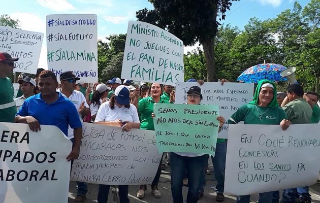 Según los trabajadores, la noticia del posible cese de sus labores se les da en pleno mes de diciembre, y cuando la mayoría de las familias piensan en celebrar, ellos están preocupados por sus puestos de trabajo. Foto/Thays Domínguez